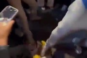彻底疯狂🤯！尼克斯球迷围成圈 疯狂踩踏哈利伯顿娃娃😭😭