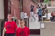 真不出来了啊👀网友拍到文班还在少林寺内 这头看起来是真剃了